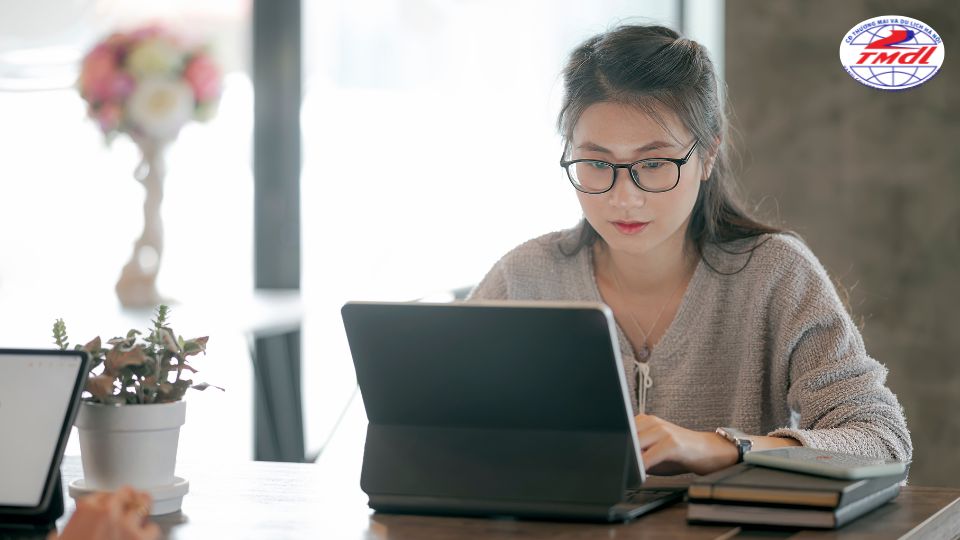 Học liên thông cao đẳng online là lựa chọn đáng cân nhắc cho những người bận rộn, những người đi làm