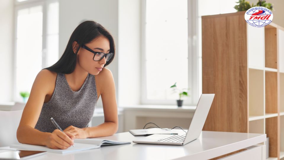 Các khóa học kế toán tổng hợp online mang lại nhiều lợi ích cho những người bận rộn