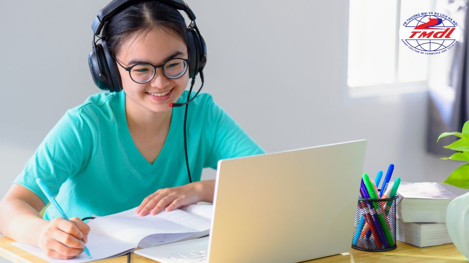 Chương trình học cao đẳng hệ từ xa là giải pháp phù hợp cho người bận rộn, người đi làm