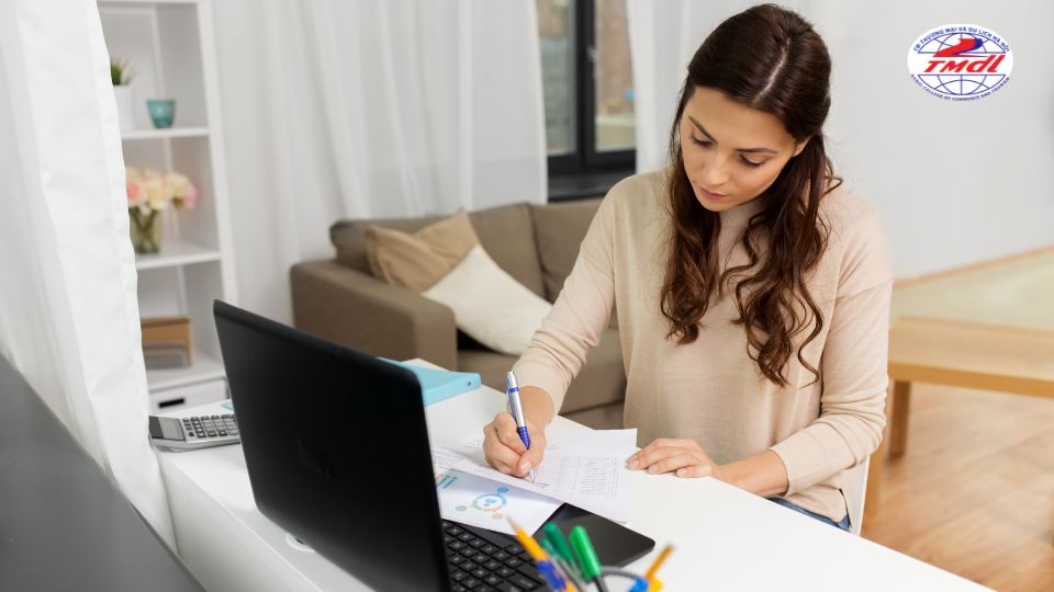 Các khóa học kế toán tổng hợp online giúp bạn vừa nắm được kiến thức chuyên môn, vừa có thể ứng dụng công việc thực tế