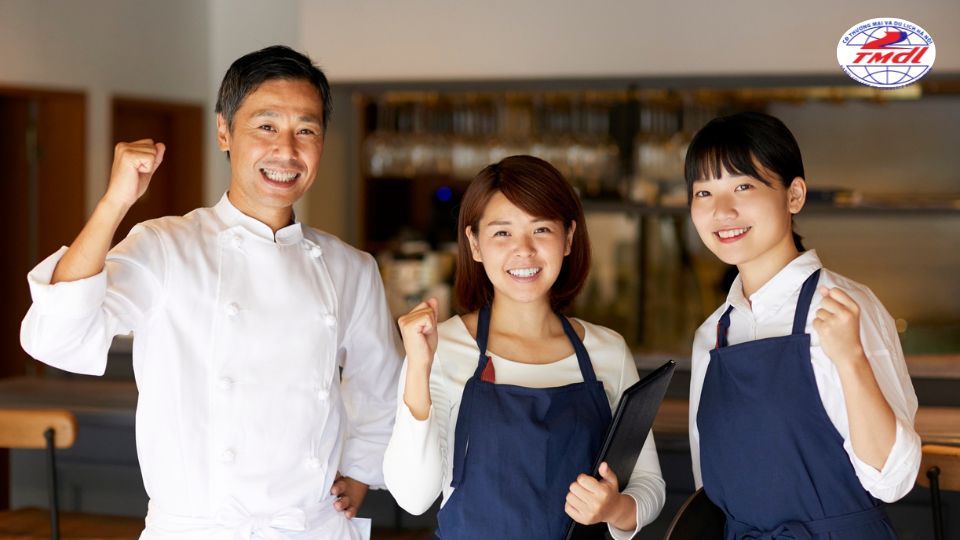Quản lý nhà hàng khách sạn mở ra vô vàn cơ hội việc làm đa dạng, hấp dẫn cho sinh viên sau khi tốt nghiệp. Không chỉ giới hạn trong các nhà hàng hay khách sạn, người học còn có thể làm việc ở nhiều mô hình khác nhau như resort cao cấp, du thuyền, trung tâm hội nghị – tiệc cưới, hãng hàng không