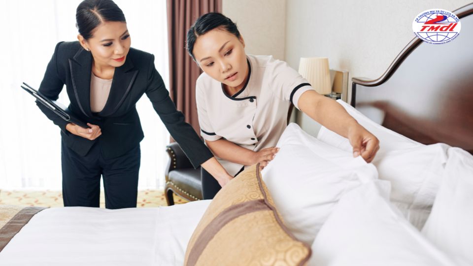 Ngành quản lý nhà hàng khách sạn là lĩnh vực đào tạo chuyên sâu về tổ chức, vận hành và kiểm soát hoạt động của các cơ sở lưu trú, ẩm thực như khách sạn, resort, nhà hàng cao cấp,...