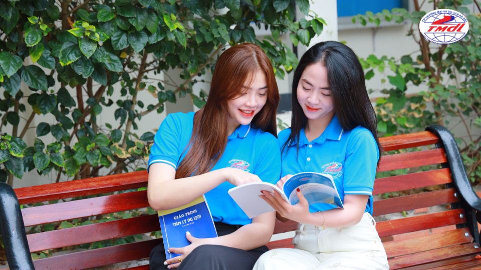 Là cơ sở giáo dục có nhiều năm kinh nghiệm đào tạo ngành quản lý nhà hàng khách sạn với chương trình học chính quy, thực tiễn và linh hoạt – Trường Cao đẳng thương mại và Du lịch Hà Nội (HCCT) là một trong những lựa chọn đáng cân nhắc tại Hà Nội.