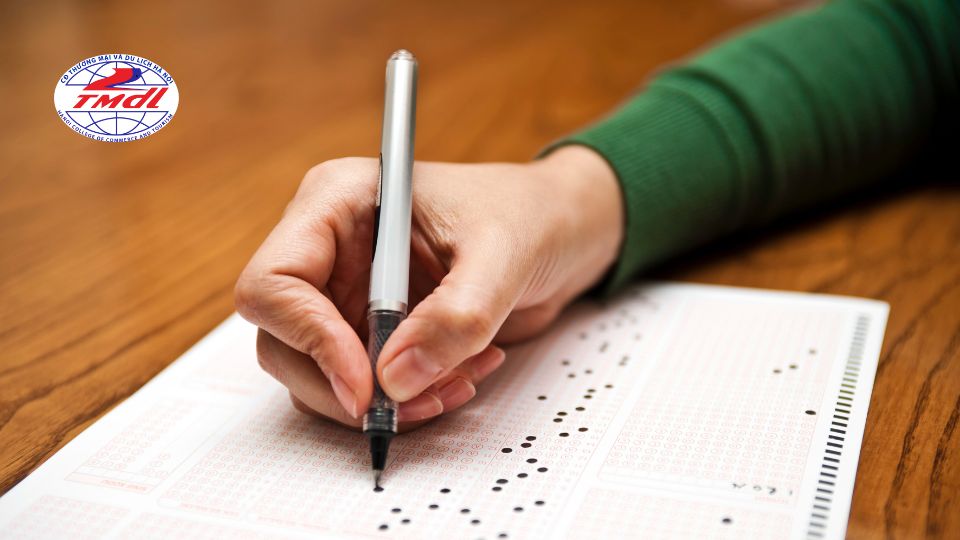 Là cách trường đại học, cao đẳng sử dụng các nhóm môn học cụ thể (tổ hợp môn) để xét tuyển thí sinh vào ngành Quản trị khách sạn