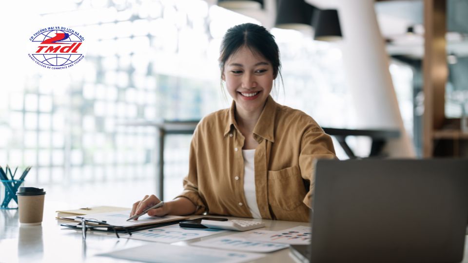 Ngành kế toán luôn được coi là “ngôn ngữ” không thể thiếu trong lĩnh vực kinh doanh. Mọi doanh nghiệp, tổ chức, hay cơ quan hành chính đều cần đến nhân sự kế toán để quản lý dòng tiền, kiểm soát chi phí và hỗ trợ ra quyết định