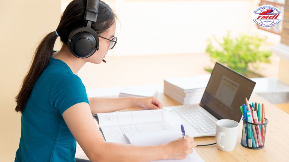 Khóa học kế toán tổng hợp online mang lại nhiều lợi ích về chi phí và thời gian mà vẫn đảm bảo chất lượng đào tạo
