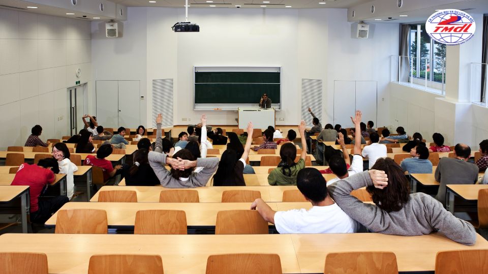 Cao đẳng kinh doanh học mấy năm là câu hỏi rất nhiều bạn thắc mắc trước khi đăng ký xét tuyển