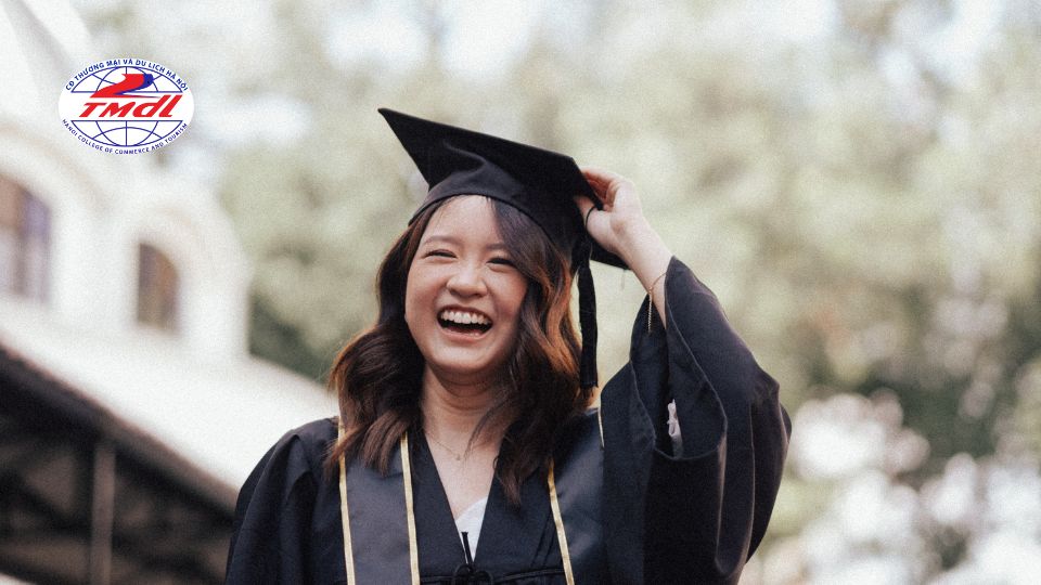 Trong bối cảnh kinh tế Việt Nam tăng trưởng ổn định, bằng tốt nghiệp Quản trị Kinh Doanh được coi là “chìa khóa vàng” giúp sinh viên dễ dàng tiếp cận các vị trí quản lý và chuyên gia.