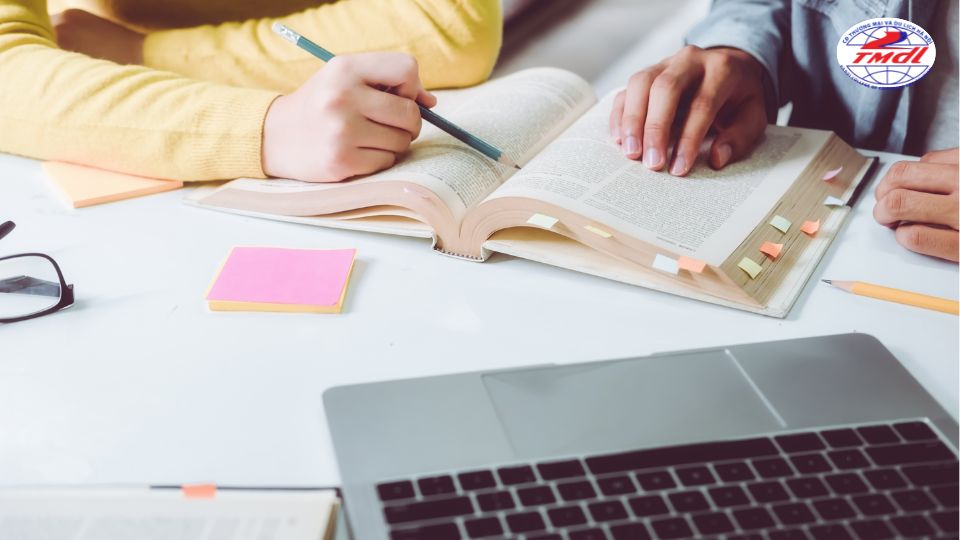 Khi lựa chọn tổ hợp môn ngành quản trị kinh doanh nên dựa vào năng lực và định hướng phát triển của bản thân