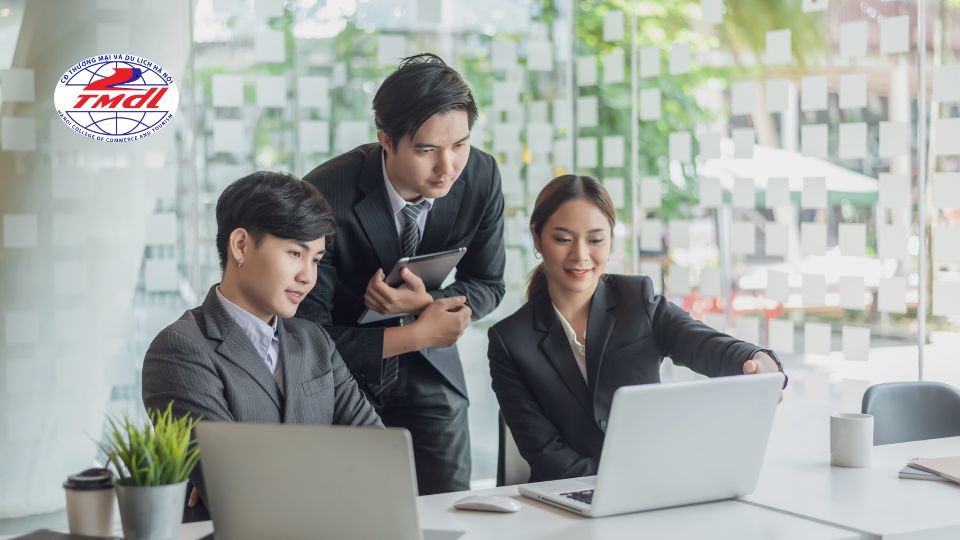Sinh viên sở hữu bằng tốt nghiệp Quản trị Kinh Doanh dễ dàng ứng tuyển vào vai trò nhân viên kinh doanh – cầu nối giữa doanh nghiệp và khách hàng.
