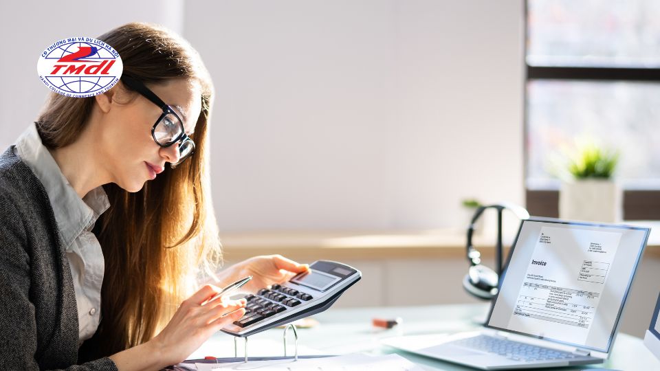 Ngành kế toán không chỉ đơn thuần là ghi chép sổ sách, mà còn là quá trình phân tích, giám sát tài chính giúp nhà quản trị đưa ra những quyết định chính xác và hiệu quả