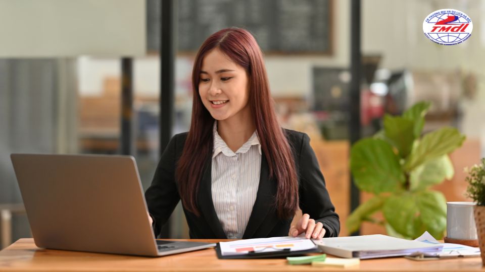 Để đưa ra được quyết định nên học kế toán hay quản trị kinh doanh thì bạn cần hiểu được tính chất công việc của từng ngành