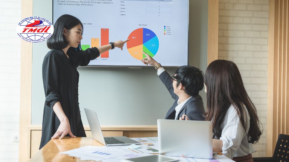Chuyên ngành kinh doanh là lĩnh vực tập trung vào việc nghiên cứu, tổ chức và triển khai các hoạt động thương mại như sản xuất, mua bán, phân phối và cung ứng dịch vụ