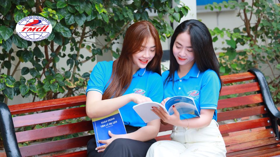 Tại Hà Nội, Trường Cao đẳng Thương mại và Du lịch Hà Nội là một trong những địa chỉ uy tín đào tạo chuyên ngành kinh doanh.