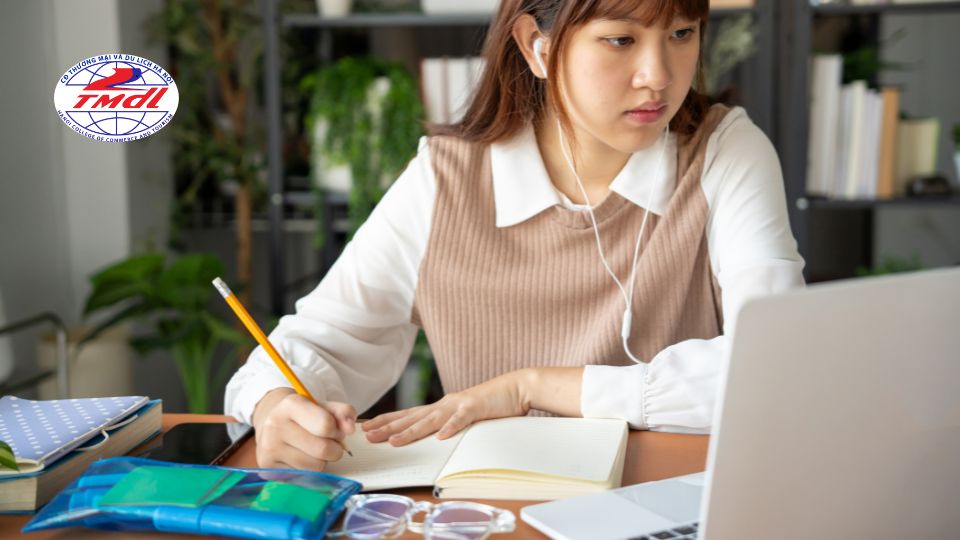Lợi ích khi học cao đẳng online cho người đi làm