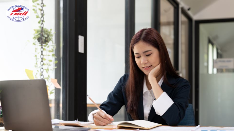 Quản trị kinh doanh là bộ phận đảm nhiệm các công việc điều hành, quản lý giám sát trong doanh nghiệp