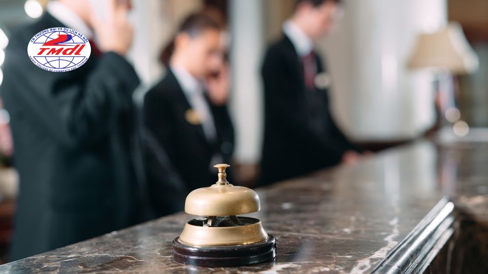 Ngành quản trị khách sạn là lĩnh vực đào tạo và phát triển đội ngũ nhân lực chuyên nghiệp, có khả năng điều hành, giám sát và tối ưu hóa mọi hoạt động kinh doanh tại các cơ sở lưu trú như khách sạn, resort, khu nghỉ dưỡng cao cấp.