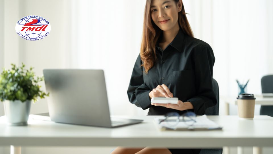 So sánh việc học kế toán trưởng online và offline