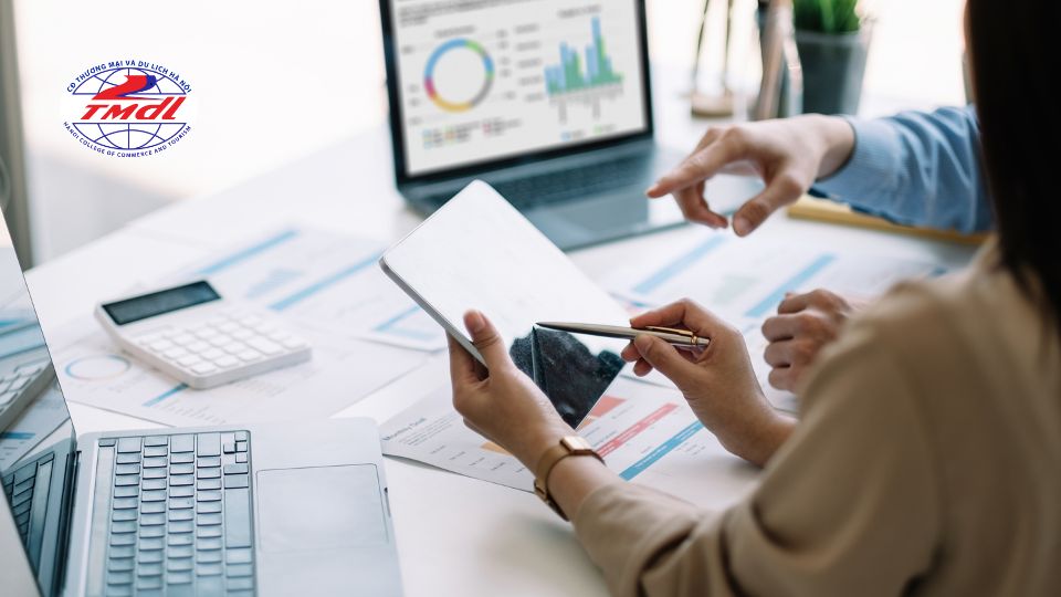Kế toán trưởng online đề cập đến khóa học hoặc dịch vụ kế toán trưởng được cung cấp thông qua các nền tảng trực tuyến như Zoom, Google Meet