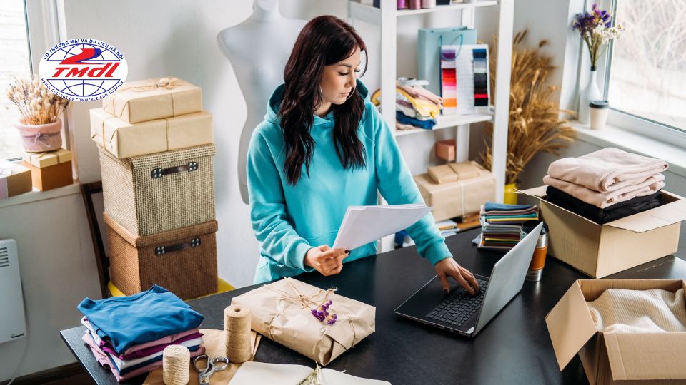Thương mại điện tử (E-commerce) là mô hình kinh doanh, giao dịch mua bán hàng hóa và dịch vụ qua Internet.