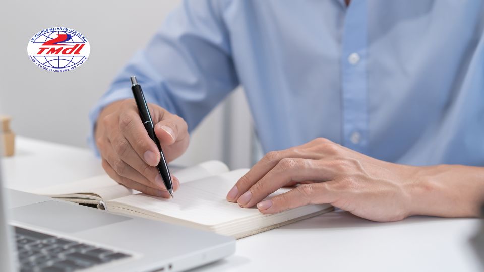 co nen hoc thuong mai dien tu khong