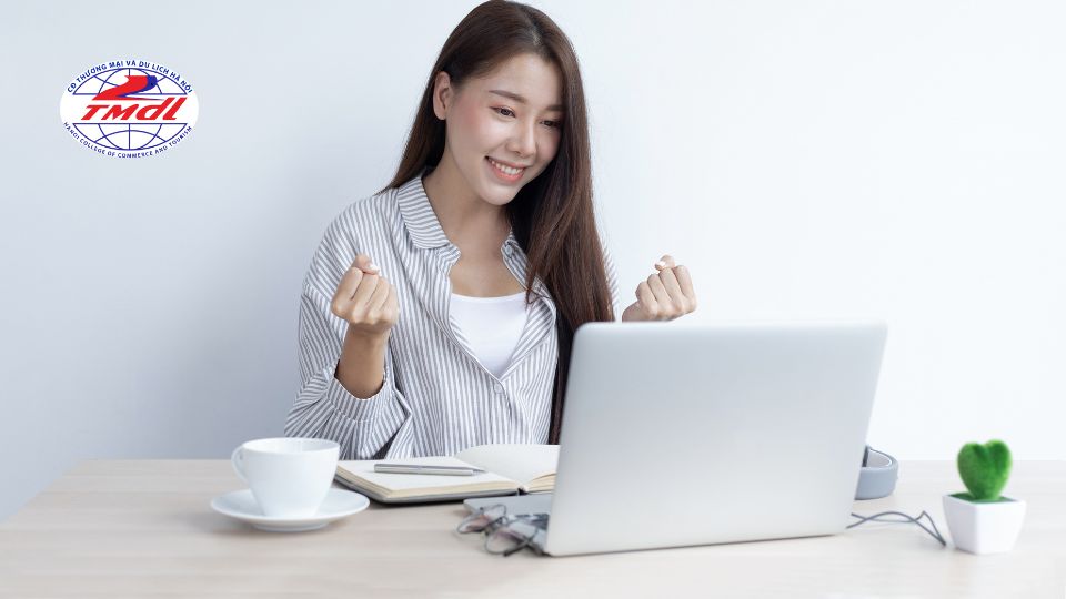 co nen hoc thuong mai dien tu khong