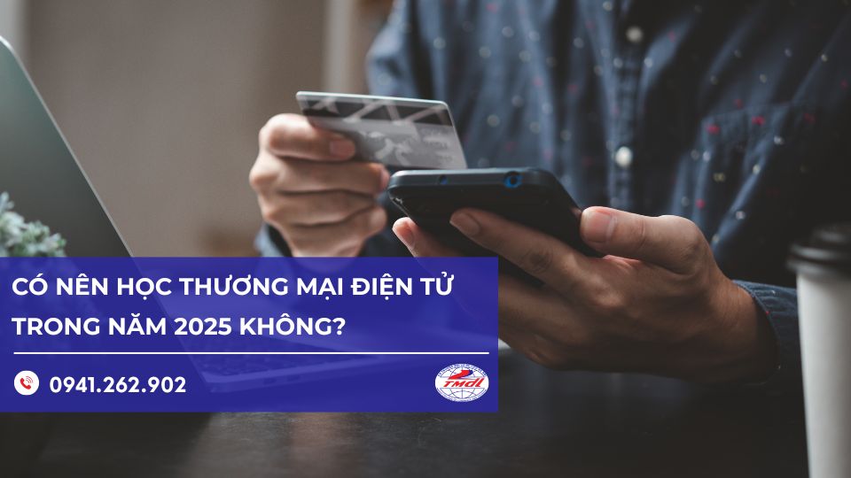 co nen hoc thuong mai dien tu khong