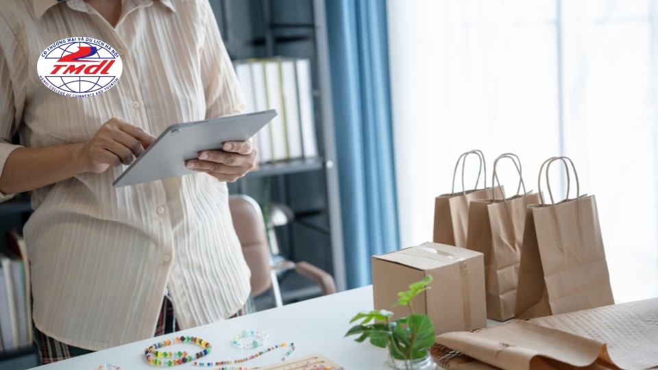 nganh thuong mai dien tu la gi