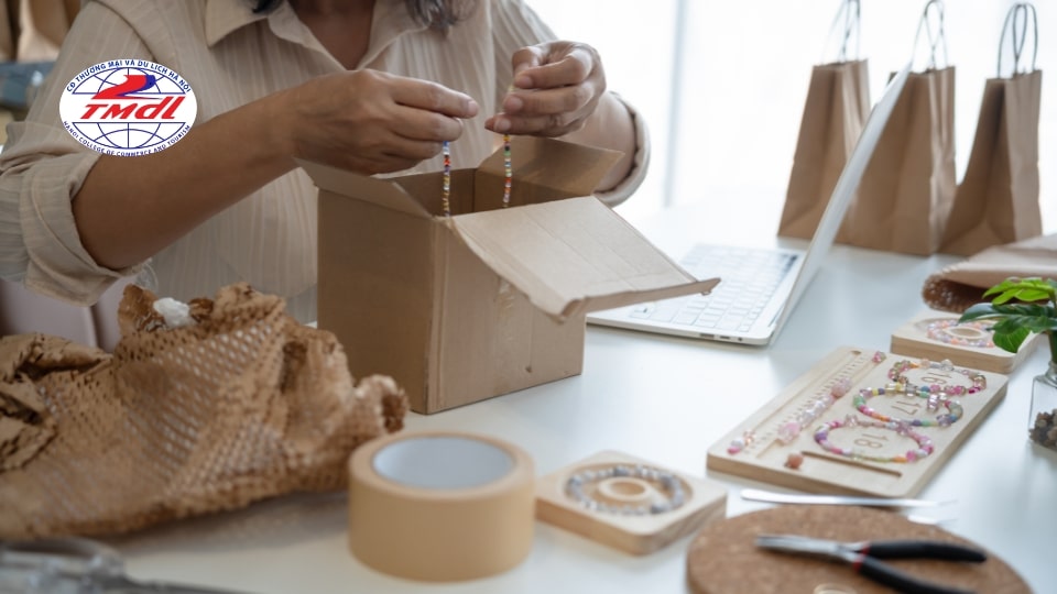 Thương mại điện tử ra làm gì