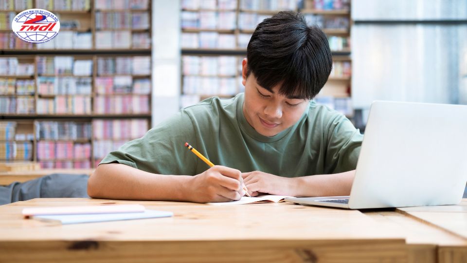 nen hoc logistics hay thuong mai dien tu