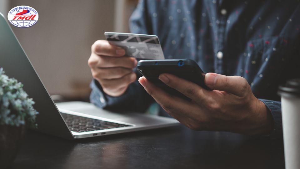 nen hoc logistics hay thuong mai dien tu