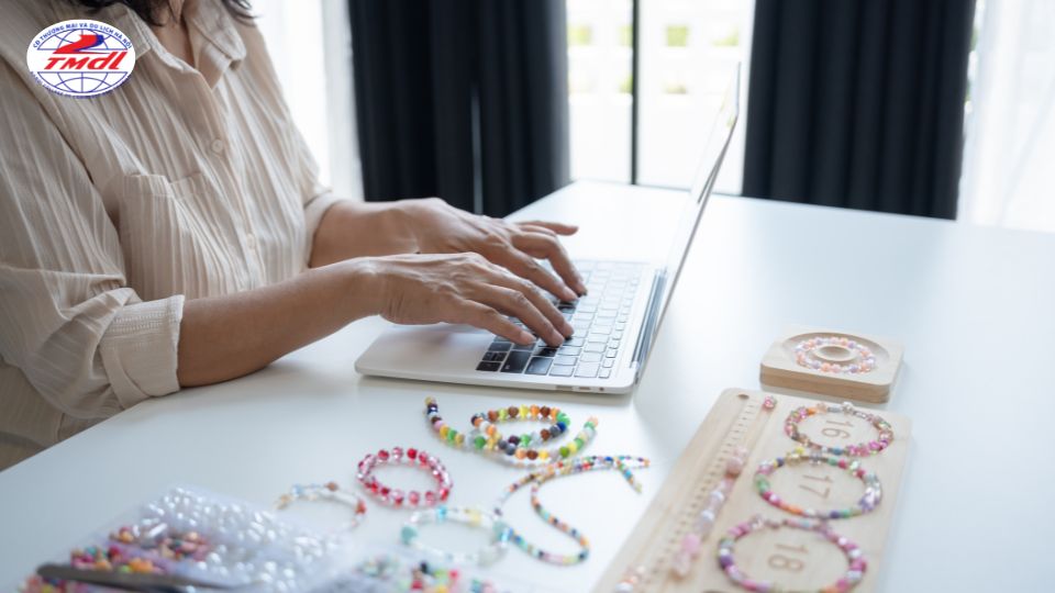 nhan vien van hanh san thuong mai dien tu