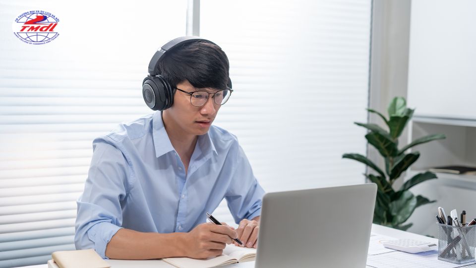 nhan vien van hanh san thuong mai dien tu